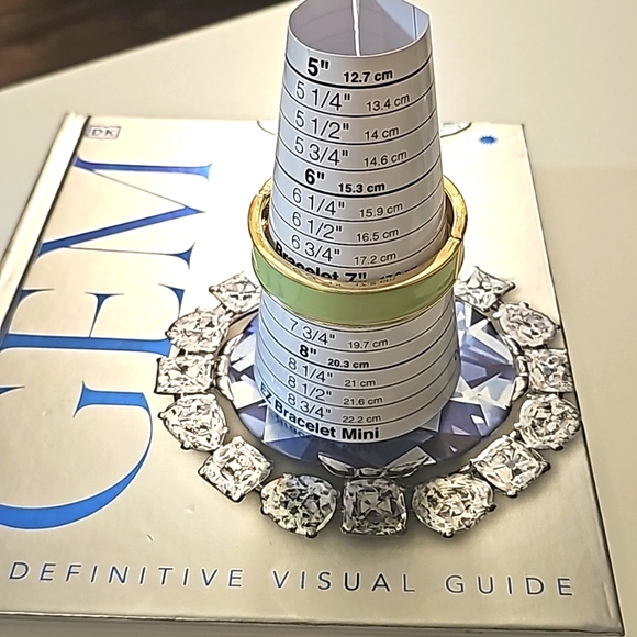 New Without Tag Gold Tone Enamel Cuff Bracelet. - Picture 7 of 8